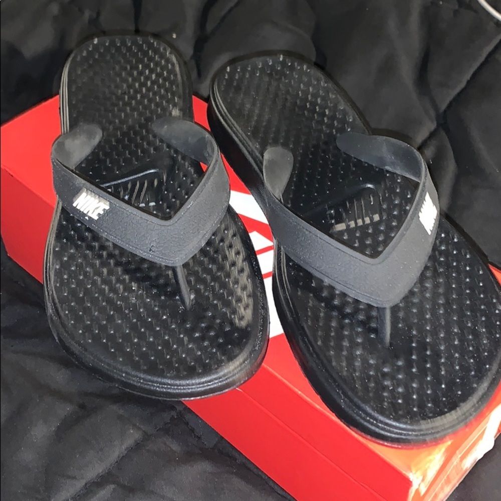 NIKE SLIDES